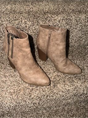 G by Guess heeled booties boots ankle faux suede pointed toe taupe tan Size 7